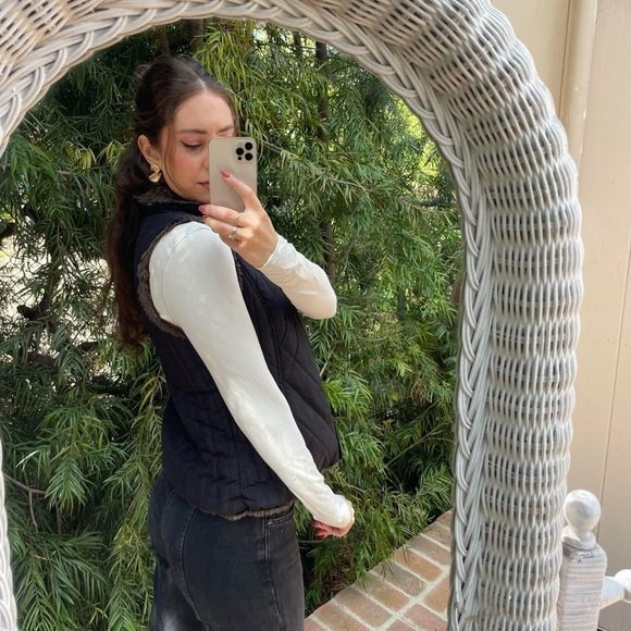 Reversible Faux fur black vest women’s size medium - Picture 4 of 6